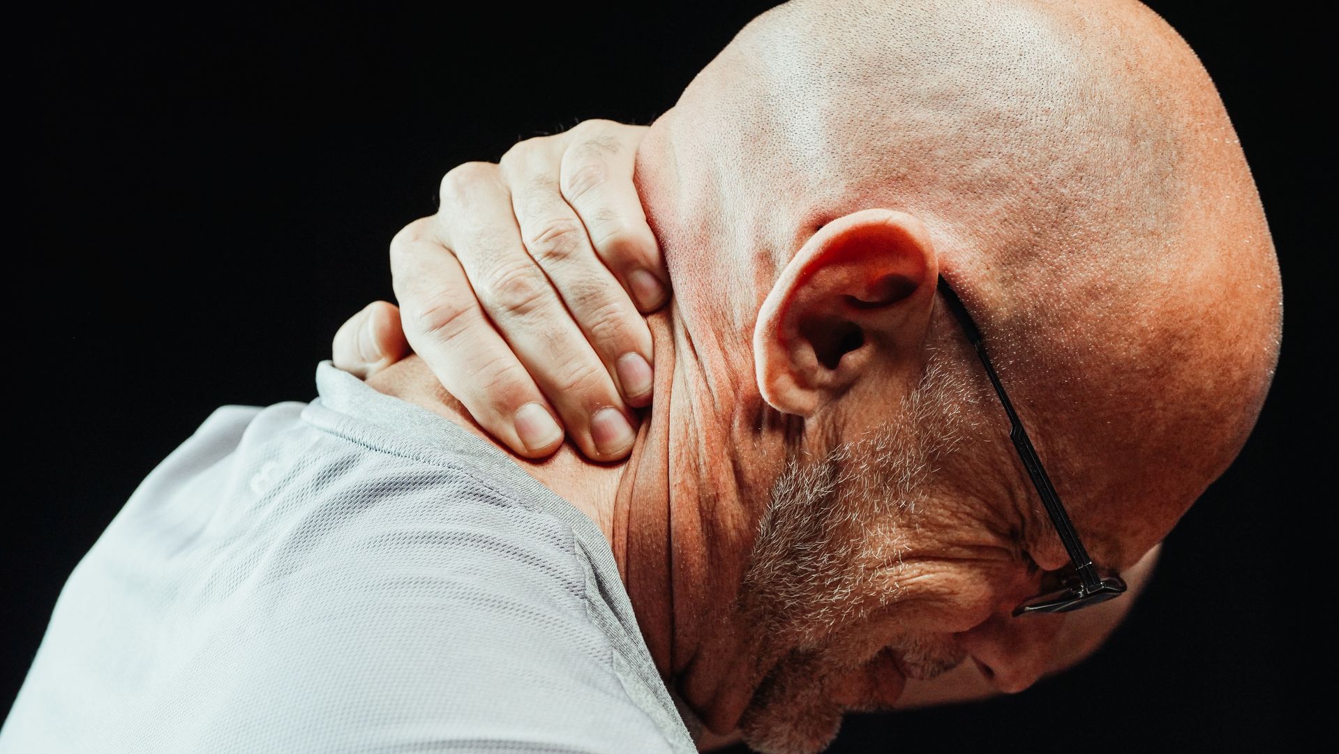 Physiotherapy session for shoulder blade muscle pain